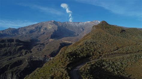 Recomiendan evacuación de 28 comunidades en cercanías del volcán Nevado del Ruiz, en Colombia, por riesgo de erupción